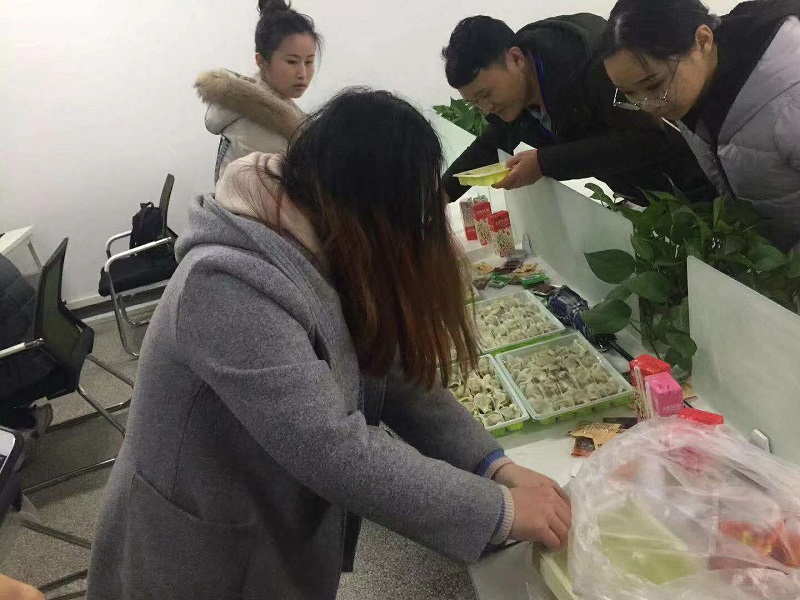 今日冬至，啟邁給全體員工送溫暖